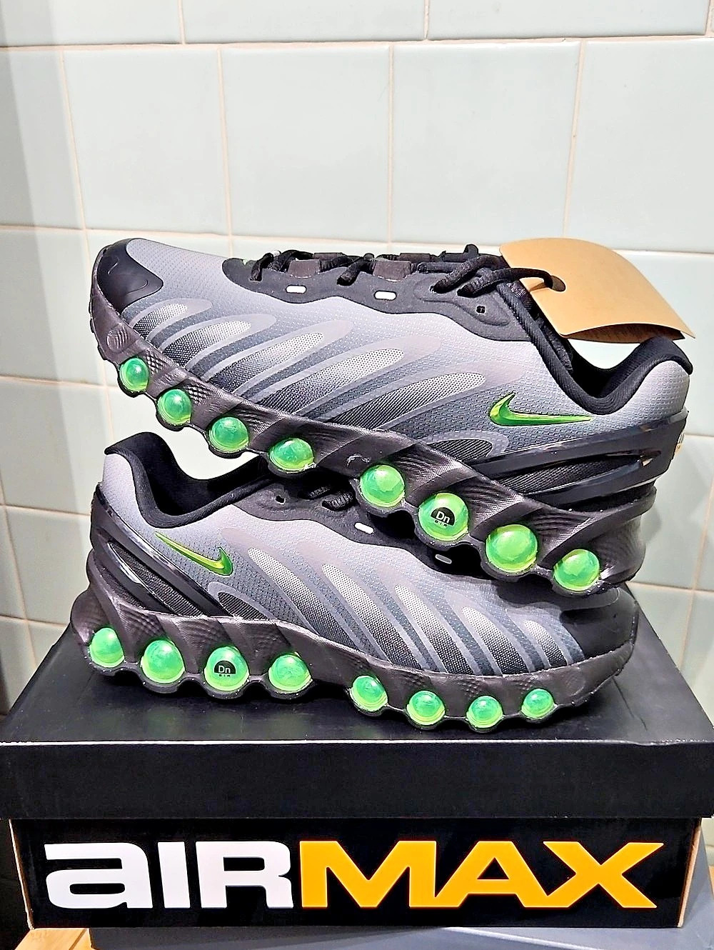 Nike Air Max DN8 Athletic Shoes Black And Green Men US 8/Women 9.5 NWT